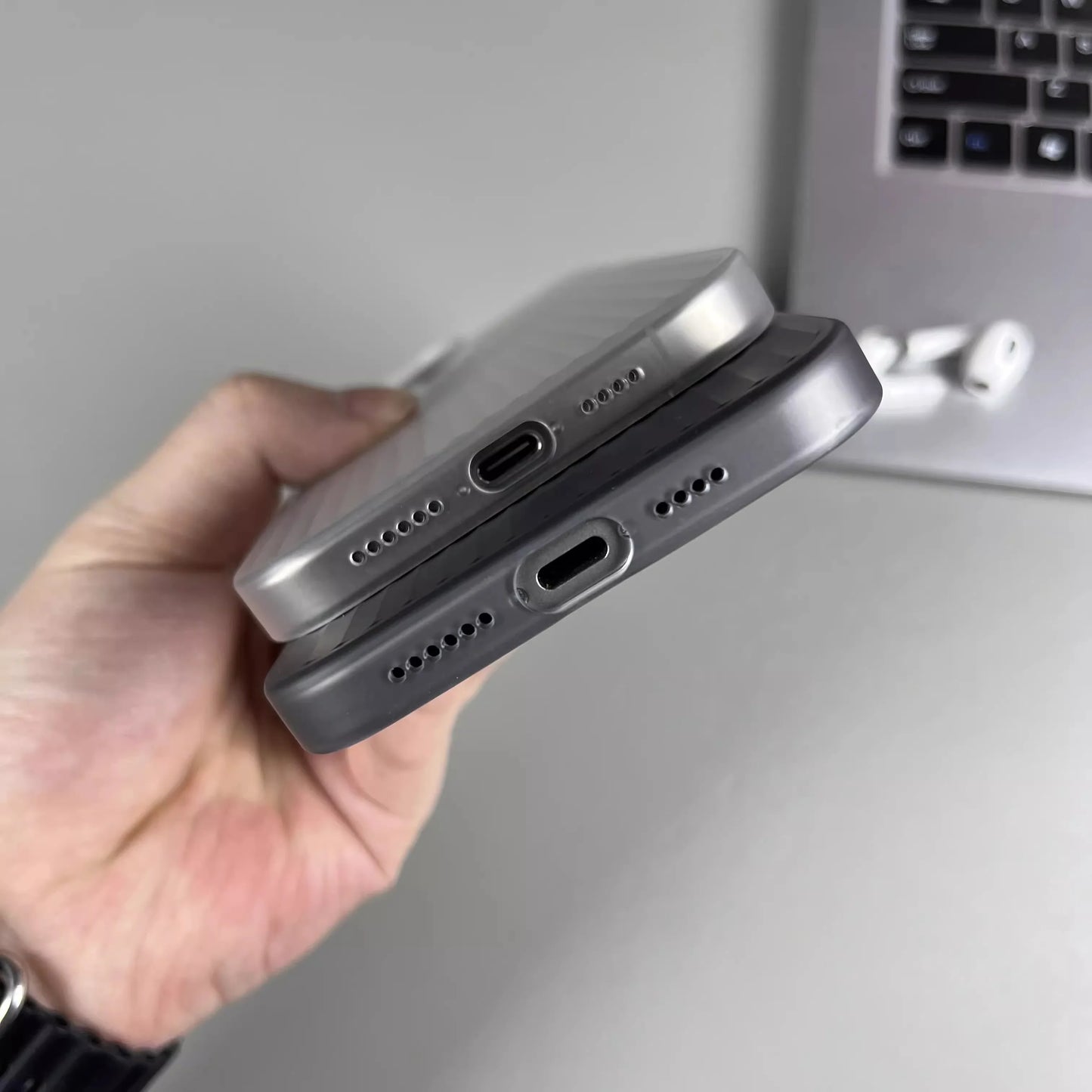 Pouzdro s texturou přírodního titanu pro iPhone