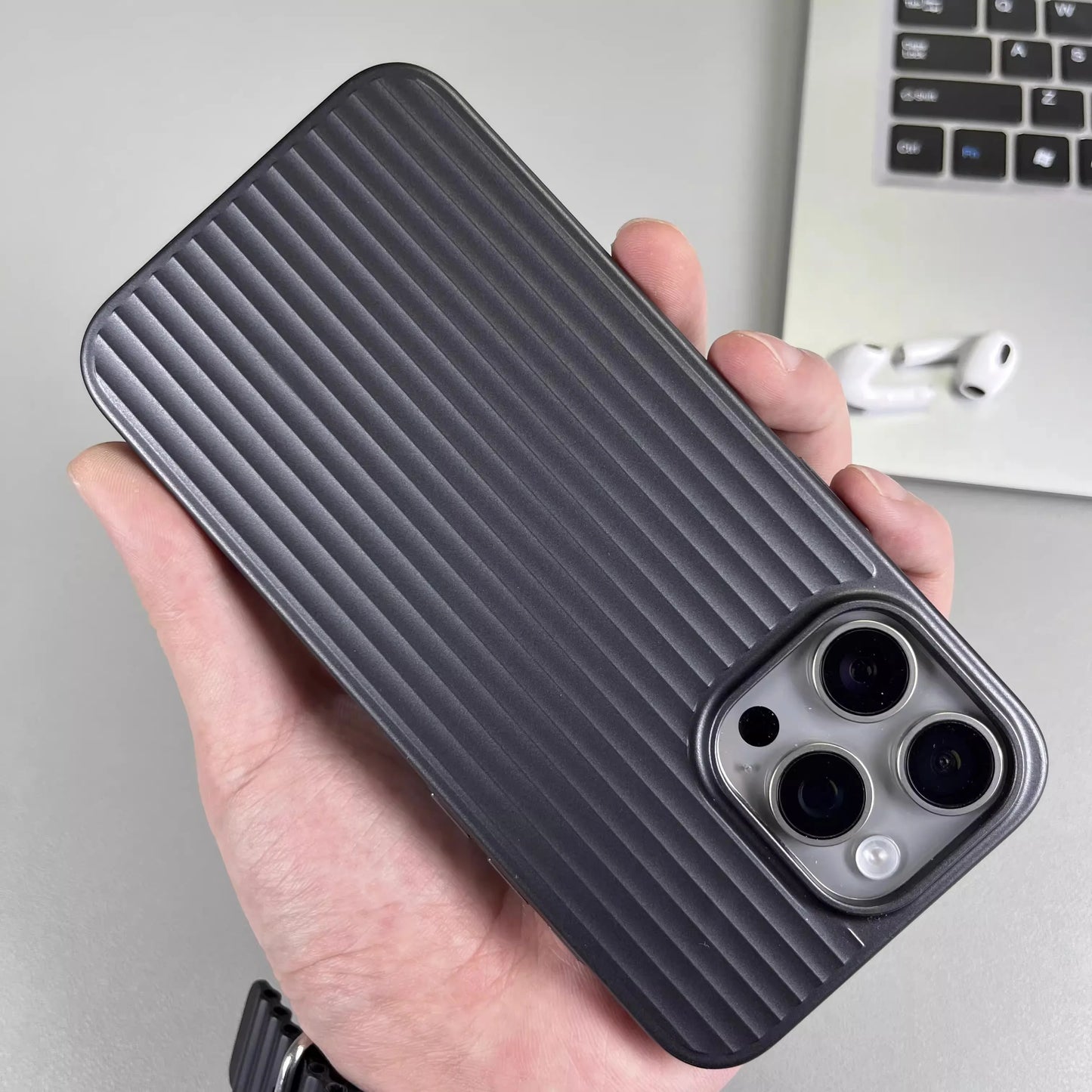 Pouzdro s texturou přírodního titanu pro iPhone