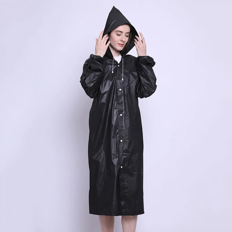 Průhledná pláštěnka z PEVA materiálu: Moderní ochrana v minimalistickém stylu