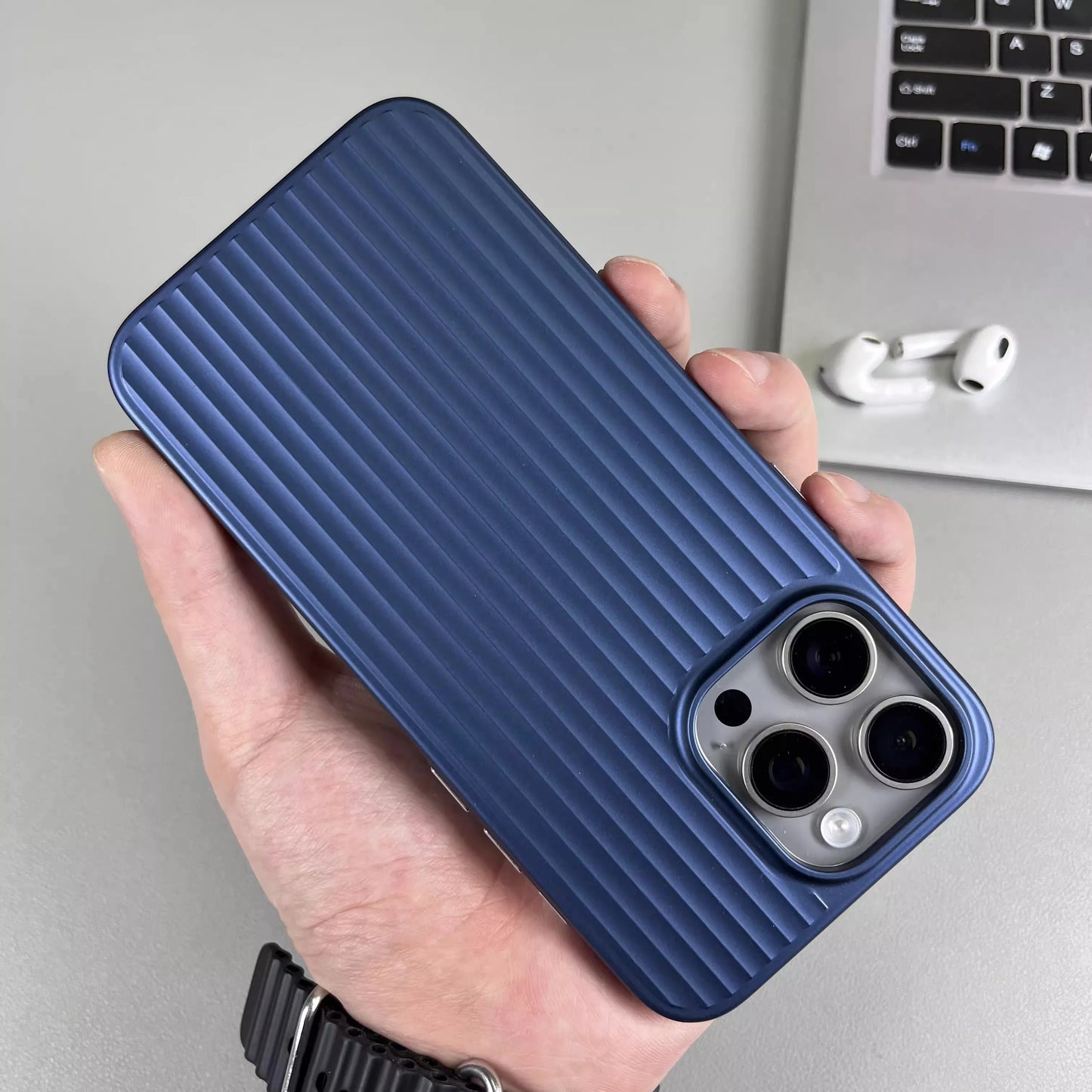 Pouzdro s texturou přírodního titanu pro iPhone