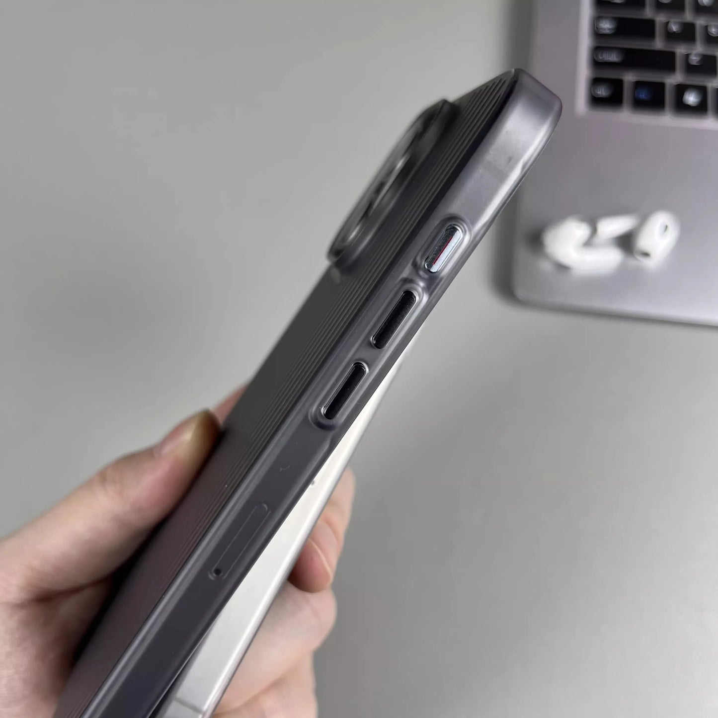 Pouzdro s texturou přírodního titanu pro iPhone