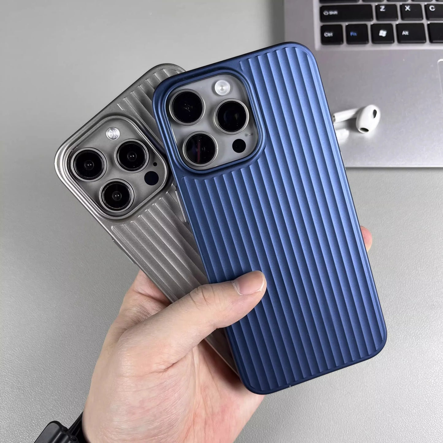 Pouzdro s texturou přírodního titanu pro iPhone