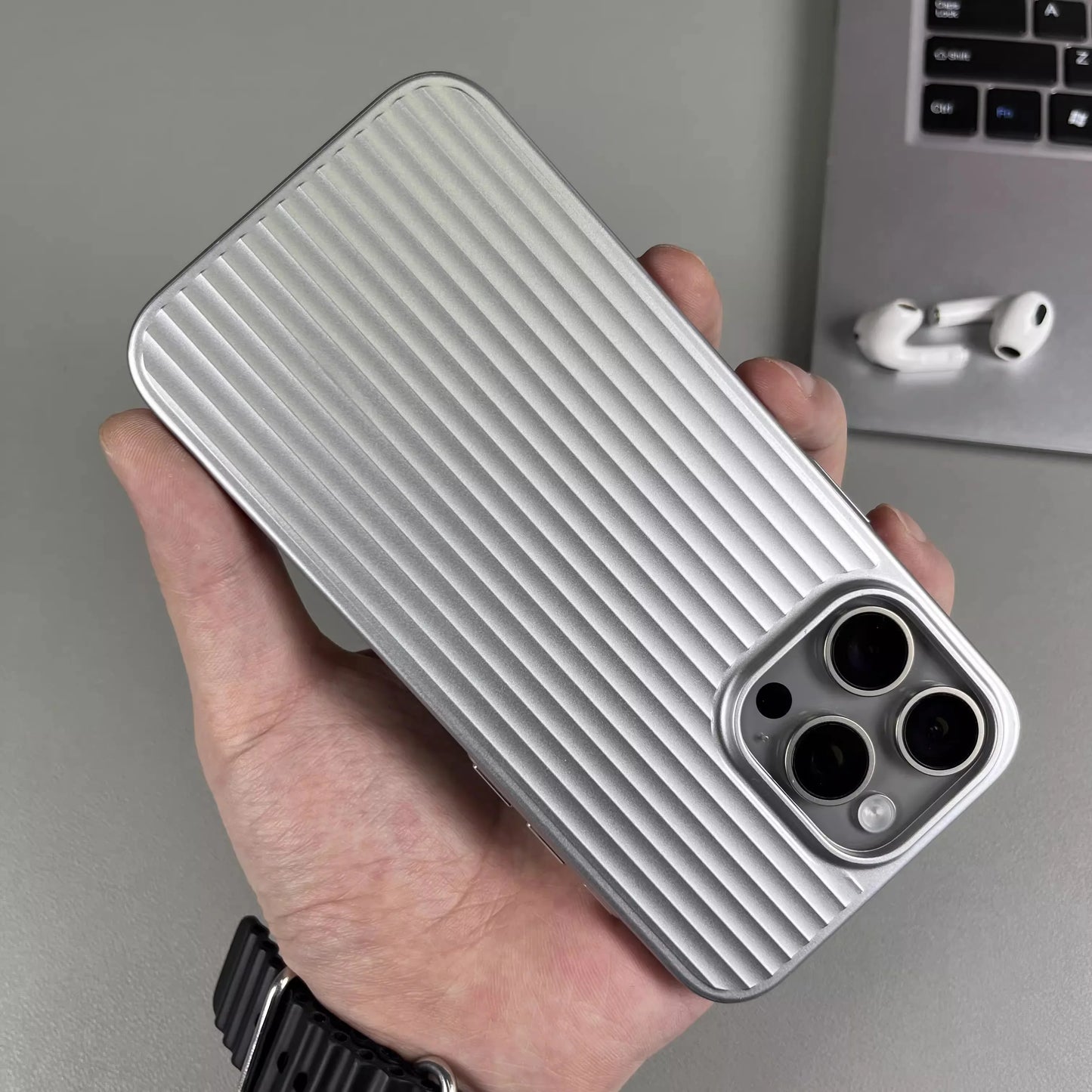 Pouzdro s texturou přírodního titanu pro iPhone