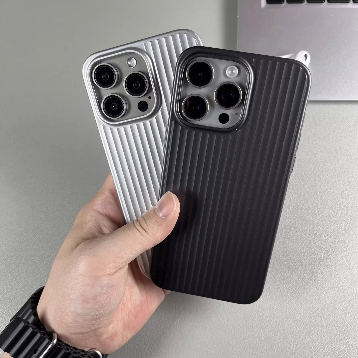 Pouzdro s texturou přírodního titanu pro iPhone