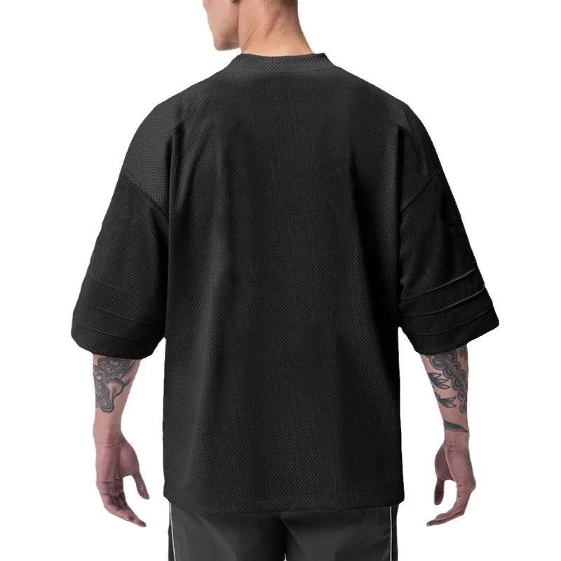 Pánské oversized volné ležérní tričko s krátkým rukávem – fitness triko s výstřihem do V pro kulturistiku a trénink, letní prodyšná síťovina (mesh), rychleschnoucí sportovní svršek.