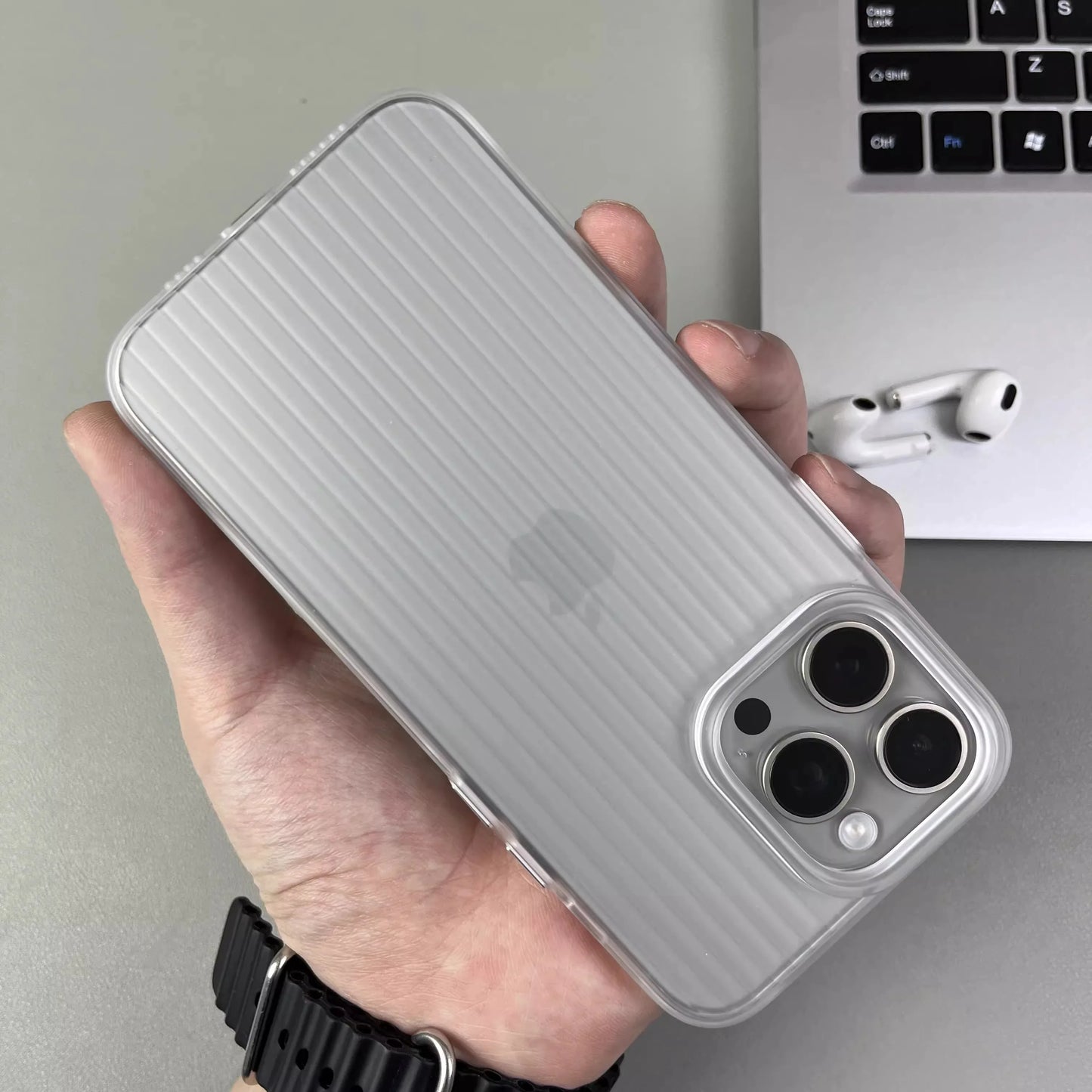 Pouzdro s texturou přírodního titanu pro iPhone