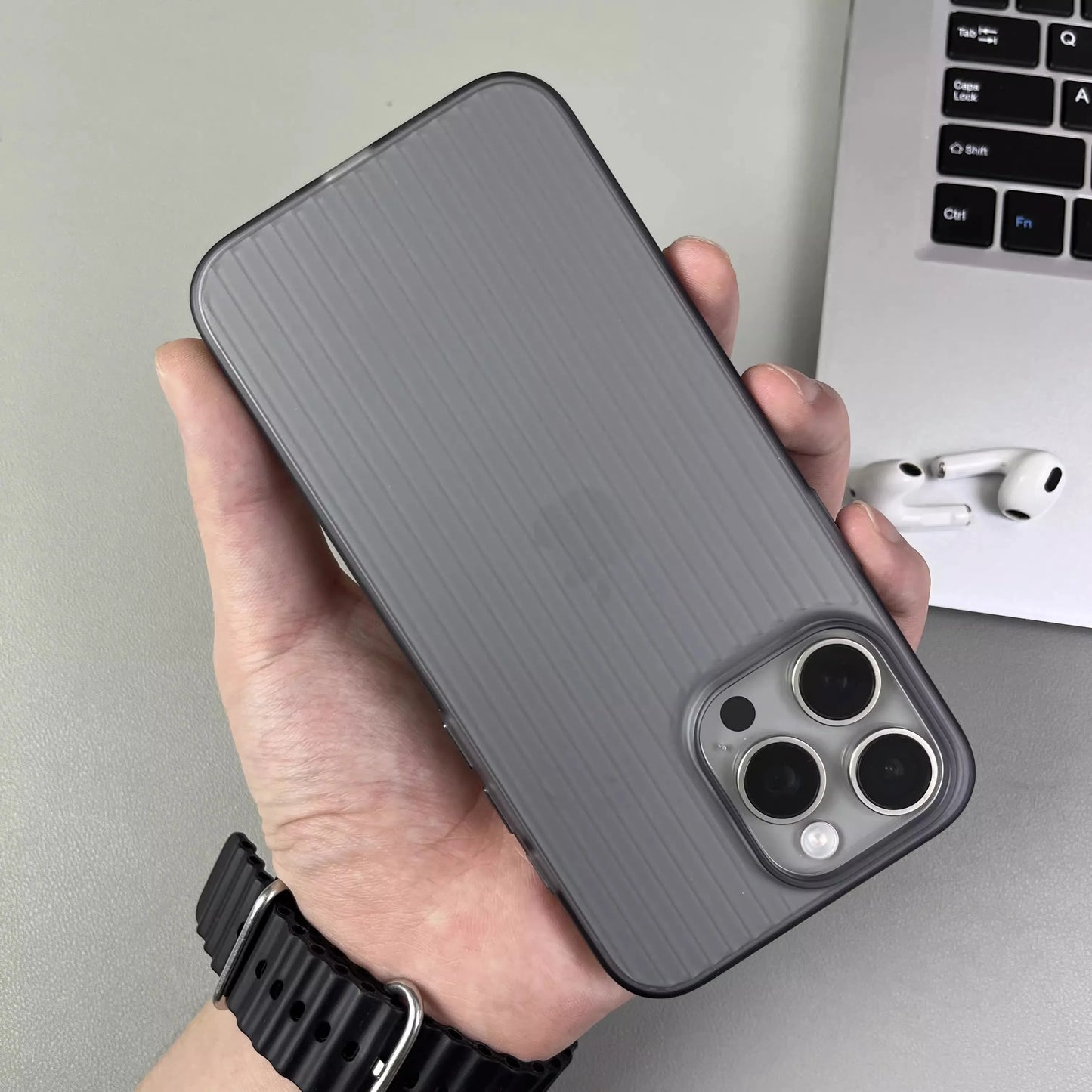 Pouzdro s texturou přírodního titanu pro iPhone