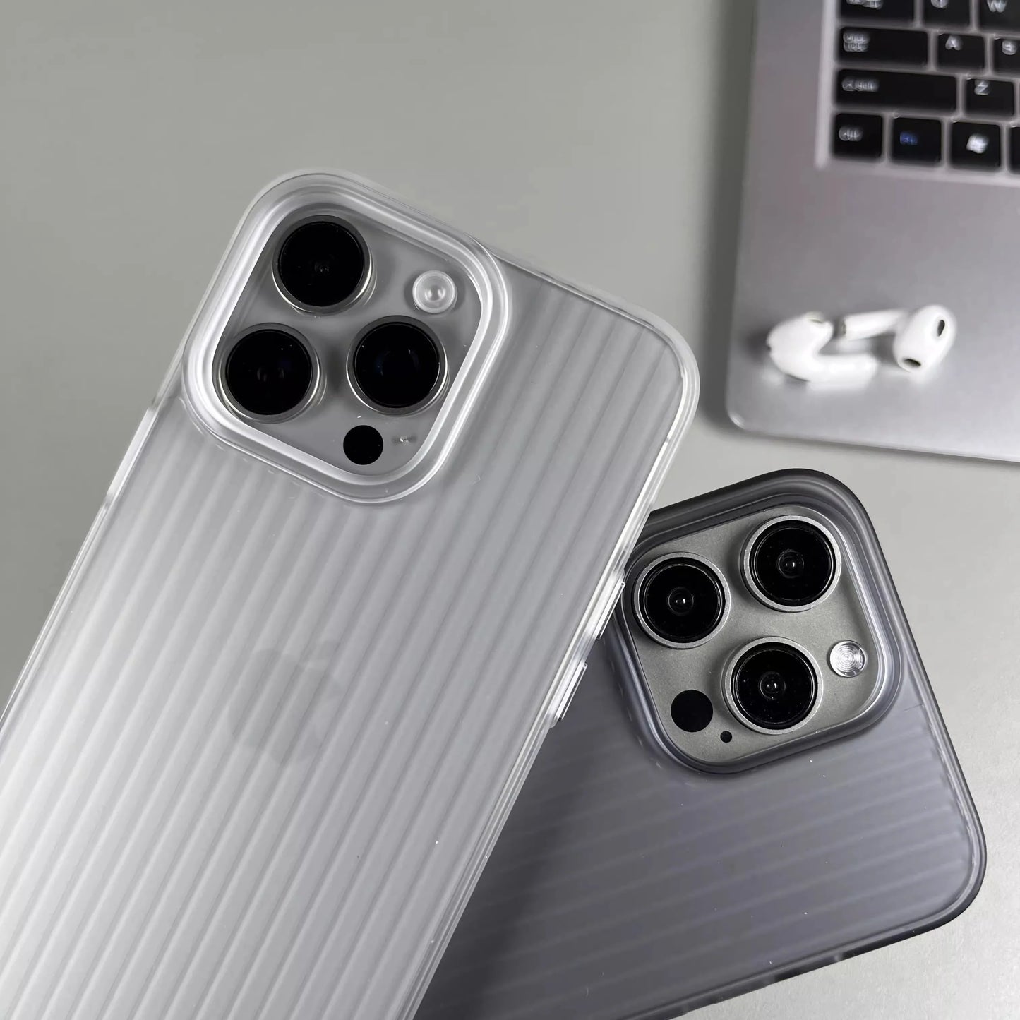 Pouzdro s texturou přírodního titanu pro iPhone
